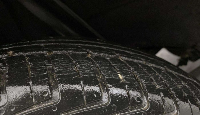 2016 Renault Kwid RXT 1.0 AMT, Petrol, Automatic, 27,204 km, Left Rear Tyre Tread