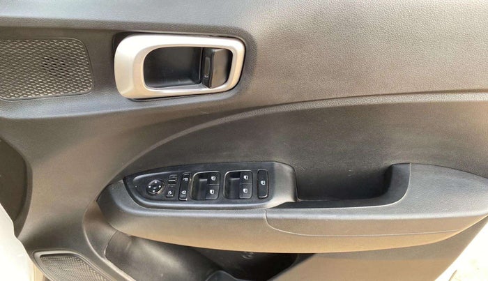 2020 Hyundai VENUE SX 1.0 TURBO, Petrol, Manual, 87,227 km, Driver Side Door Panels Control