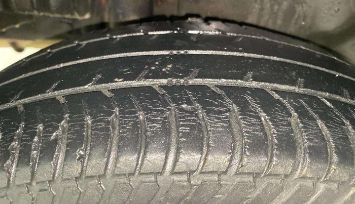 2016 Maruti Swift Dzire VXI, Petrol, Manual, 74,764 km, Right Rear Tyre Tread