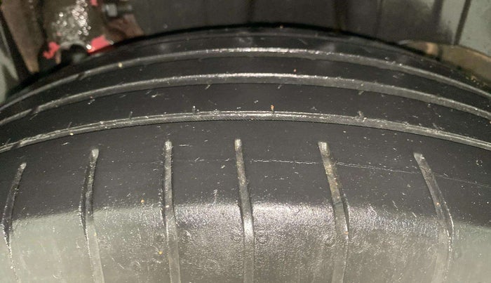 2022 Mahindra XUV300 W6 1.5 Sunroof Diesel, Diesel, Manual, 45,598 km, Left Rear Tyre Tread
