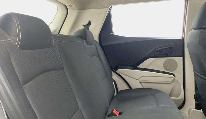 2022 Mahindra XUV300 W6 1.5 Sunroof Diesel, Diesel, Manual, 45,598 km, Right Side Rear Door Cabin