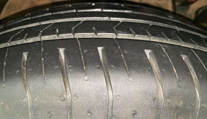 2022 Mahindra XUV300 W6 1.5 Sunroof Diesel, Diesel, Manual, 45,598 km, Right Front Tyre Tread