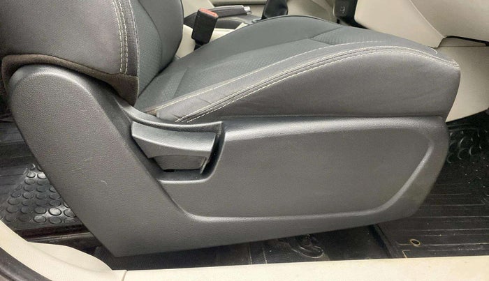 2022 Mahindra XUV300 W6 1.5 Sunroof Diesel, Diesel, Manual, 45,598 km, Driver Side Adjustment Panel