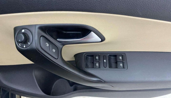 2016 Volkswagen Polo HIGHLINE1.2L, Petrol, Manual, 70,541 km, Driver Side Door Panels Control