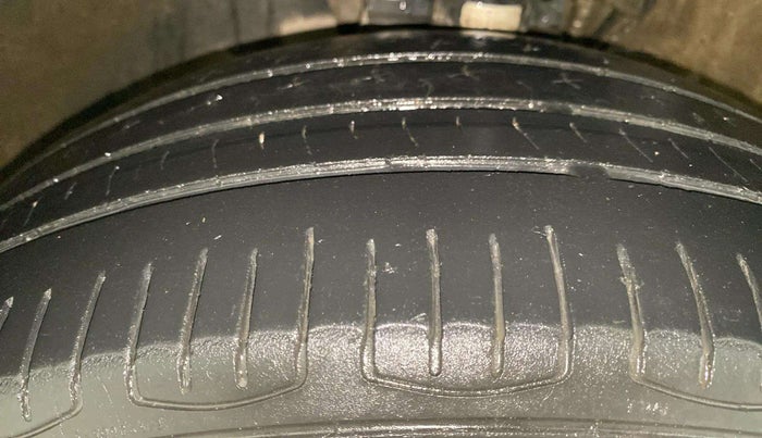 2016 Volkswagen Polo HIGHLINE1.2L, Petrol, Manual, 70,541 km, Left Front Tyre Tread