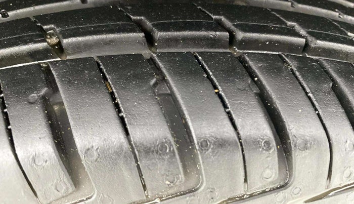 2019 Renault Kwid RXT 1.0 AMT (O), Petrol, Automatic, 27,047 km, Left Rear Tyre Tread