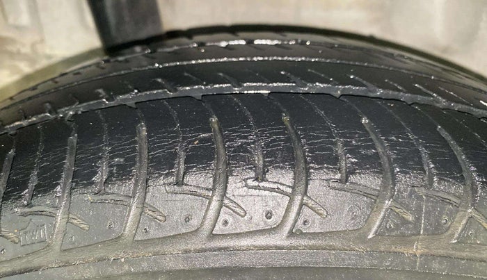 2016 Honda Brio S MT, Petrol, Manual, 39,748 km, Right Rear Tyre Tread