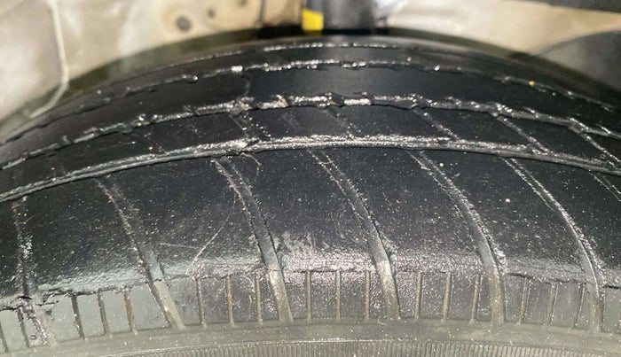 2016 Honda Brio S MT, Petrol, Manual, 39,748 km, Right Front Tyre Tread