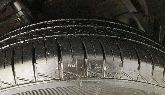 2016 Maruti Swift LXI (O), Petrol, Manual, 50,398 km, Right Front Tyre Tread