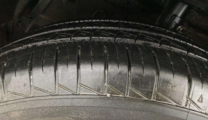 2016 Maruti Swift LXI (O), Petrol, Manual, 50,398 km, Left Front Tyre Tread