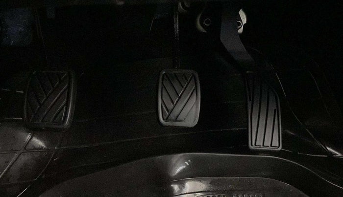 2016 Maruti Swift LXI (O), Petrol, Manual, 50,398 km, Pedals