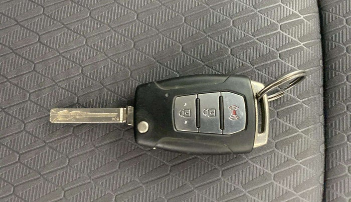 2021 Mahindra XUV300 W8 1.5 DIESEL, Diesel, Manual, 78,310 km, Key Close Up