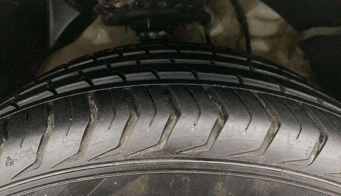 2021 Mahindra XUV300 W8 1.5 DIESEL, Diesel, Manual, 78,310 km, Right Front Tyre Tread