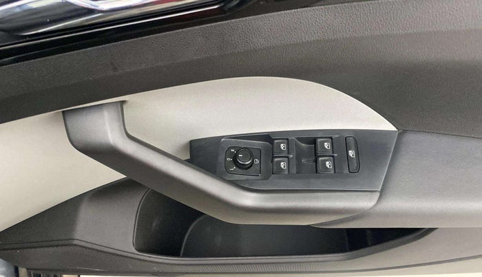 2022 Skoda KUSHAQ STYLE 1.5L TSI DSG (6 AIRBAGS), Petrol, Automatic, 16,286 km, Driver Side Door Panels Control