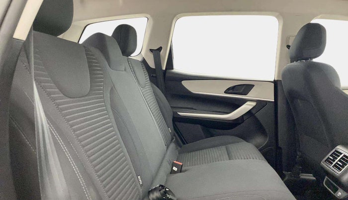 2023 Mahindra XUV700 AX 3 P AT 5 STR, Petrol, Automatic, 17,087 km, Right Side Rear Door Cabin