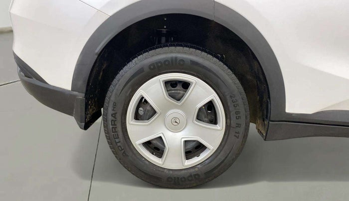 2023 Mahindra XUV700 AX 3 P AT 5 STR, Petrol, Automatic, 17,087 km, Right Rear Wheel