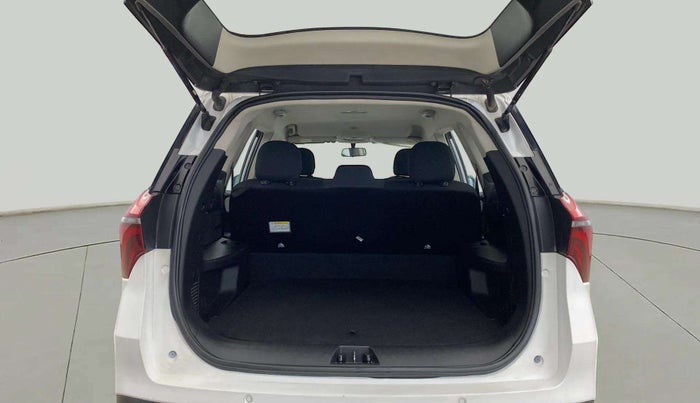 2023 Mahindra XUV700 AX 3 P AT 5 STR, Petrol, Automatic, 17,087 km, Boot Inside