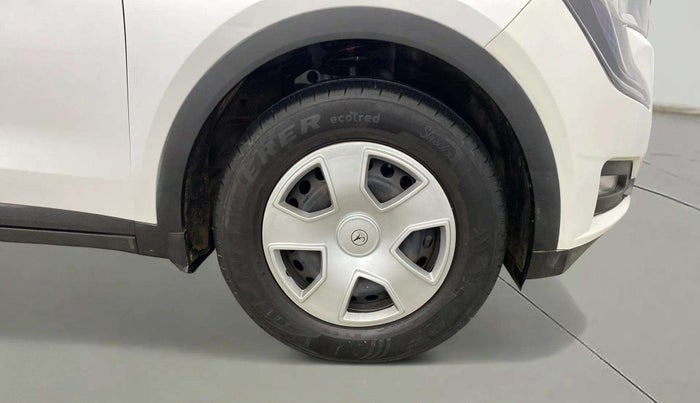 2023 Mahindra XUV700 AX 3 P AT 5 STR, Petrol, Automatic, 17,087 km, Right Front Wheel