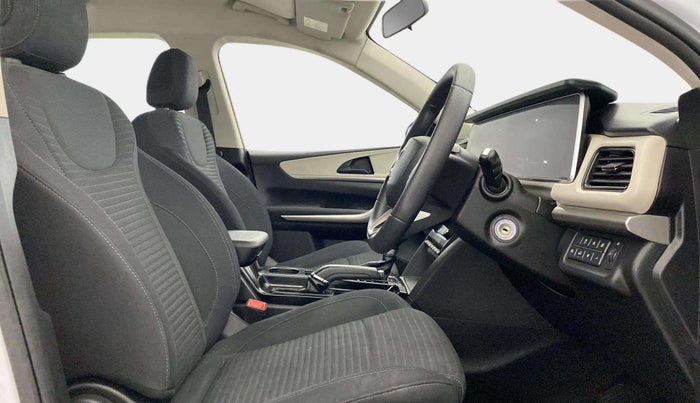 2023 Mahindra XUV700 AX 3 P AT 5 STR, Petrol, Automatic, 17,087 km, Right Side Front Door Cabin