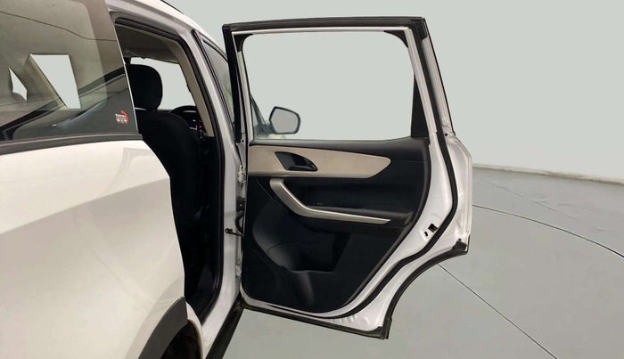 2023 Mahindra XUV700 AX 3 P AT 5 STR, Petrol, Automatic, 17,087 km, RHS Rear Door