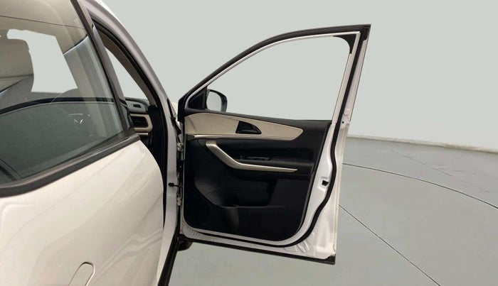 2023 Mahindra XUV700 AX 3 P AT 5 STR, Petrol, Automatic, 17,087 km, RHS Front Door