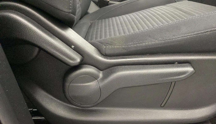 2023 Mahindra XUV700 AX 3 P AT 5 STR, Petrol, Automatic, 17,087 km, Driver Side Adjustment Panel