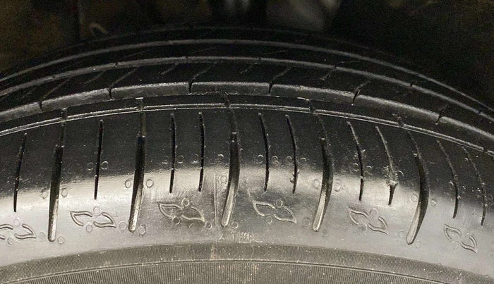 2023 Mahindra XUV700 AX 3 P AT 5 STR, Petrol, Automatic, 17,087 km, Right Front Tyre Tread