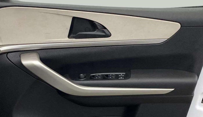 2023 Mahindra XUV700 AX 3 P AT 5 STR, Petrol, Automatic, 17,087 km, Driver Side Door Panels Control