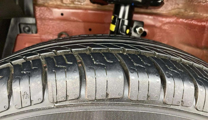 2014 Maruti Swift VXI, Petrol, Manual, 81,684 km, Left Front Tyre Tread