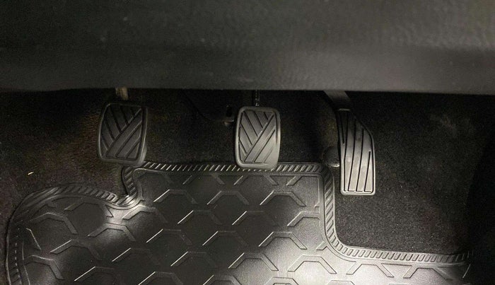 2014 Maruti Swift VXI, Petrol, Manual, 81,684 km, Pedals