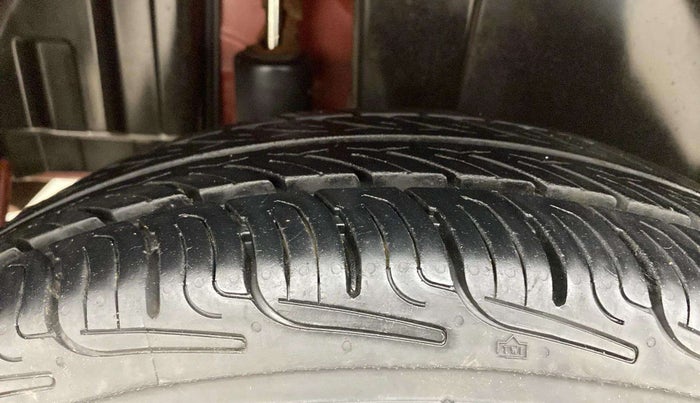2014 Maruti Swift VXI, Petrol, Manual, 81,684 km, Right Rear Tyre Tread