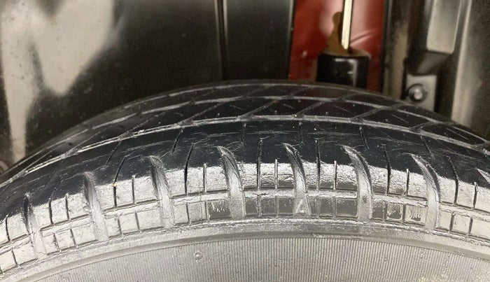 2014 Maruti Swift VXI, Petrol, Manual, 81,684 km, Left Rear Tyre Tread
