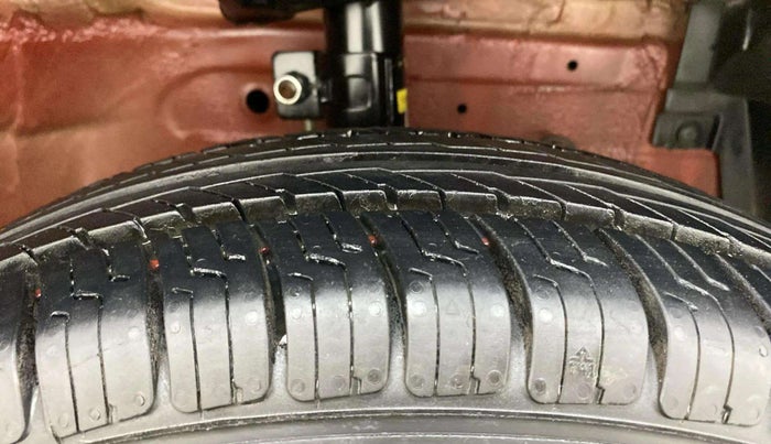 2014 Maruti Swift VXI, Petrol, Manual, 81,684 km, Right Front Tyre Tread