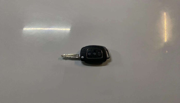 2017 Hyundai Xcent SX 1.2, Petrol, Manual, 80,450 km, Key Close Up