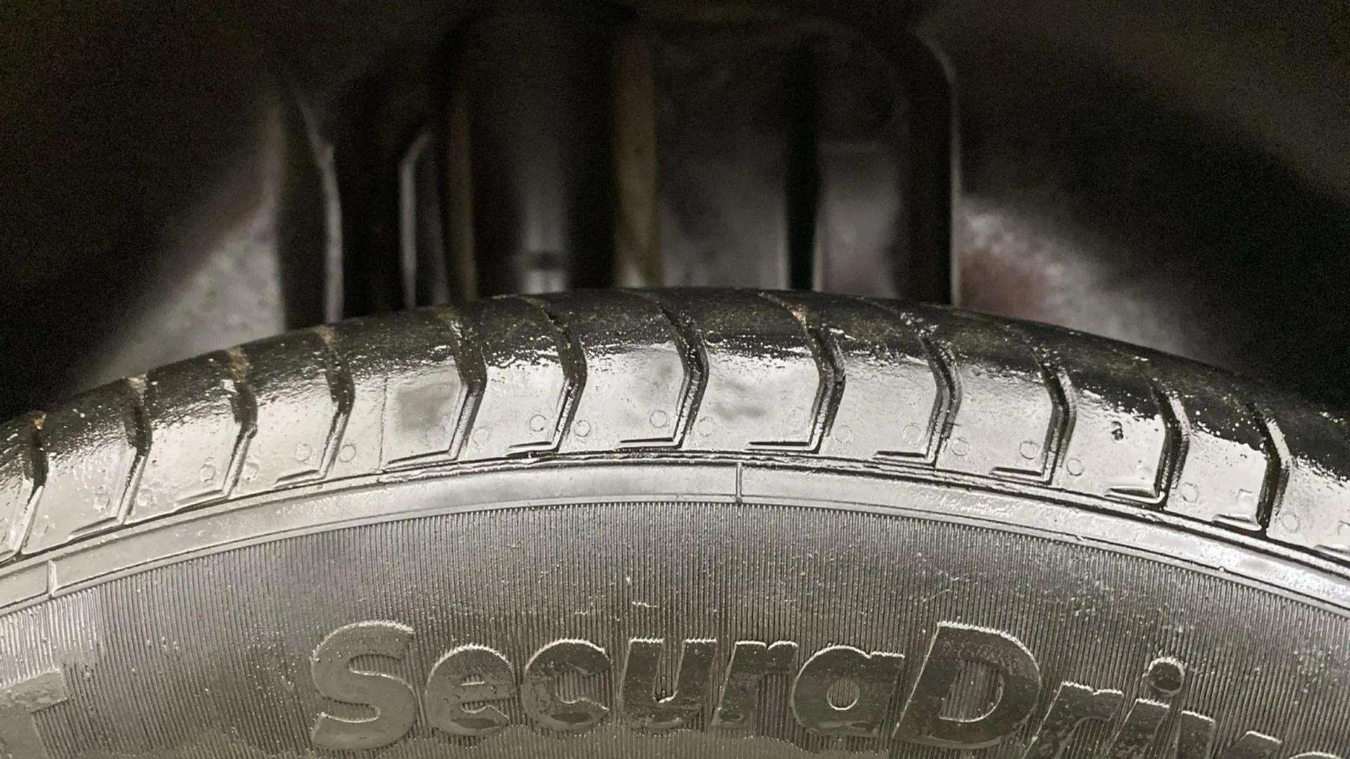 RHS-Rear-Tyre-Tread-19