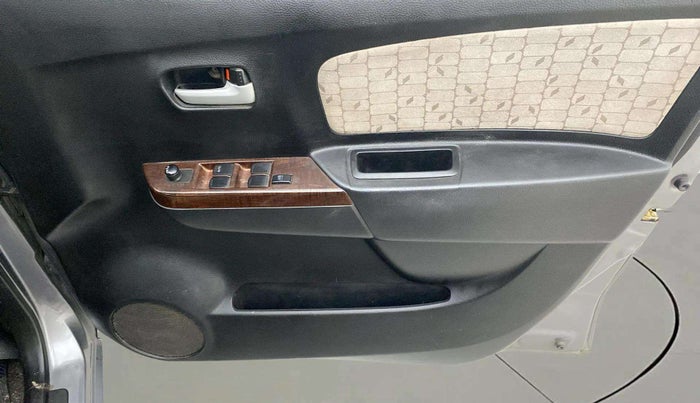 2015 Maruti Wagon R 1.0 VXI, Petrol, Manual, 64,066 km, Driver Side Door Panels Control
