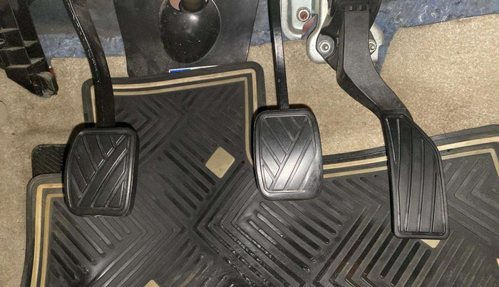 2015 Maruti Ciaz ZXI, Petrol, Manual, 91,410 km, Pedals