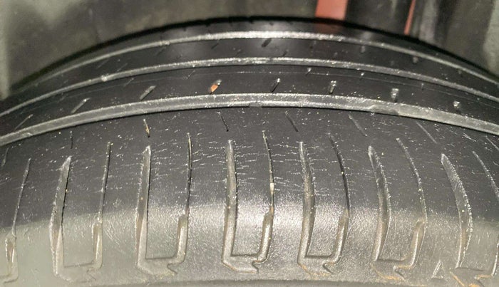 2015 Maruti Ciaz ZXI, Petrol, Manual, 91,410 km, Left Rear Tyre Tread