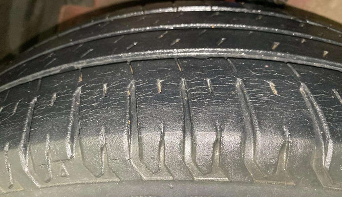 2015 Maruti Ciaz ZXI, Petrol, Manual, 91,410 km, Left Front Tyre Tread