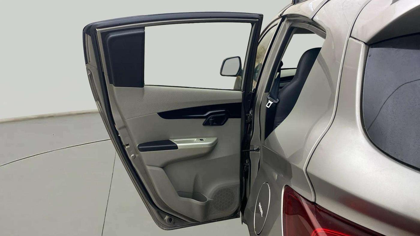 2016 Mahindra Kuv100 K4 PLUS D 6 STR, Diesel, Manual, 80,435 km, LHS Rear Door