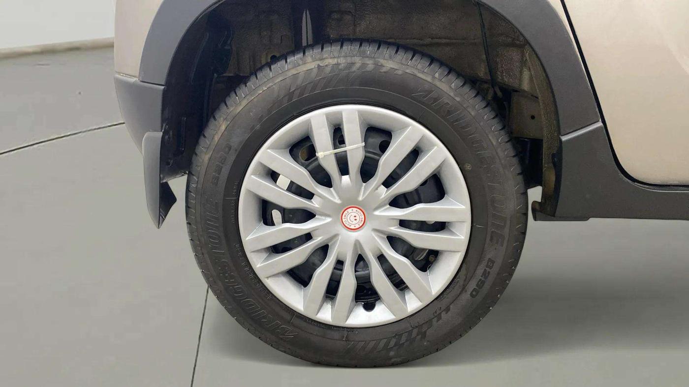 2016 Mahindra Kuv100 K4 PLUS D 6 STR, Diesel, Manual, 80,435 km, Right Rear Wheel