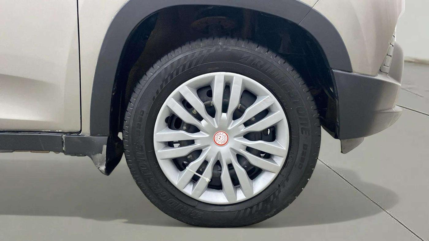 2016 Mahindra Kuv100 K4 PLUS D 6 STR, Diesel, Manual, 80,435 km, Right Front Wheel