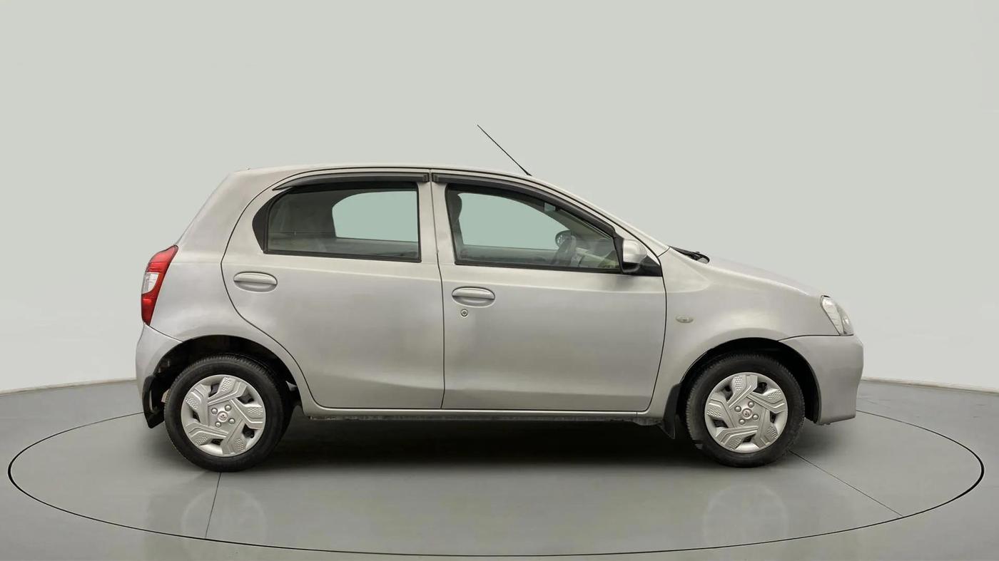 2015 Toyota Etios Liva G, Petrol, Manual, 48,808 km, Right Side View