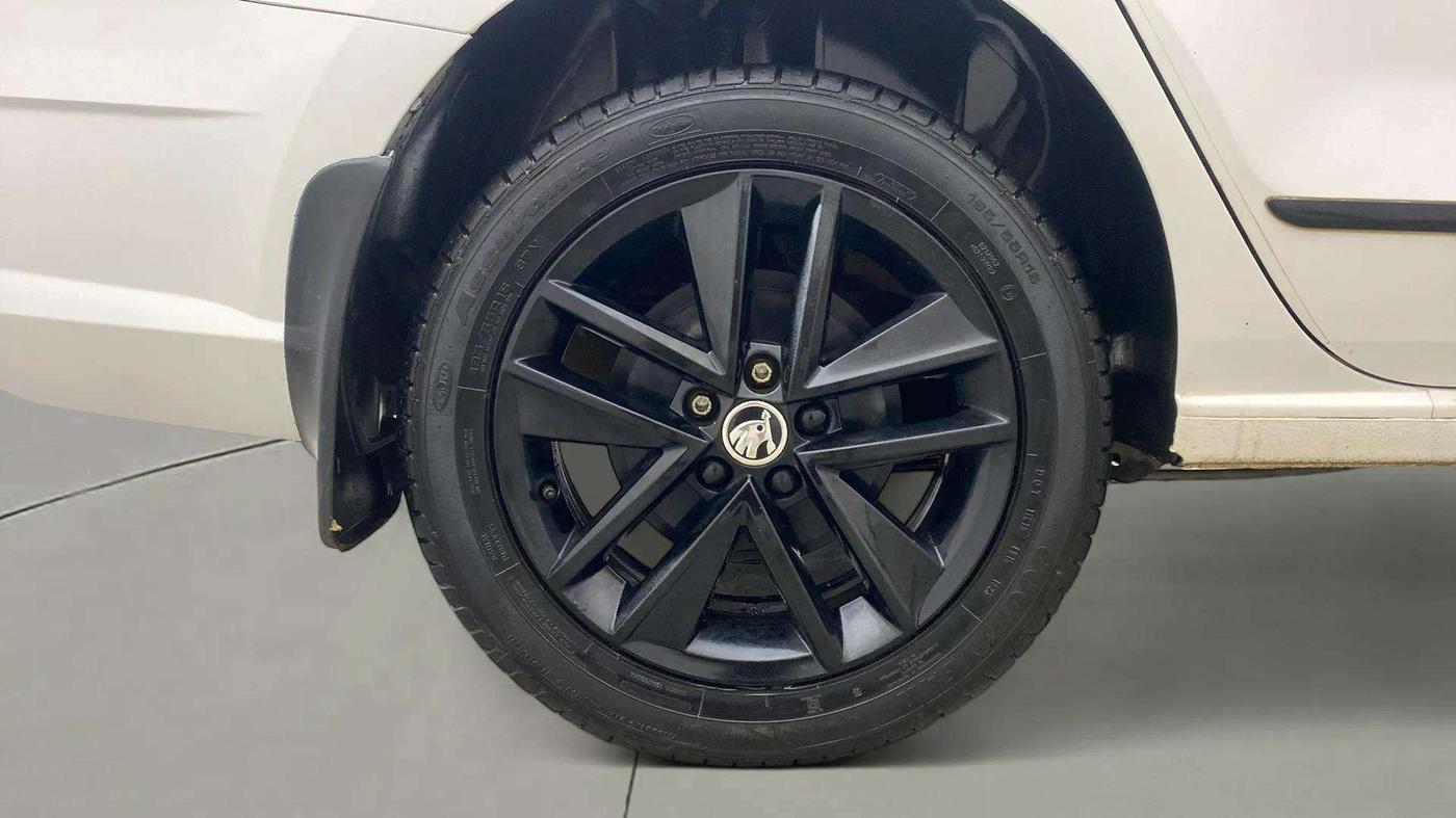 2020 Skoda Rapid 1.0 AMBITION TSI MT, Petrol, Manual, 61,467 km, Right Rear Wheel