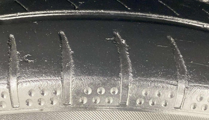 2017 Volkswagen Polo COMFORTLINE 1.5L, Diesel, Manual, 51,909 km, Left Front Tyre Tread