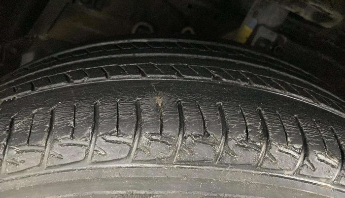 2017 Maruti Ertiga ZXI, CNG, Manual, 38,067 km, Left Front Tyre Tread