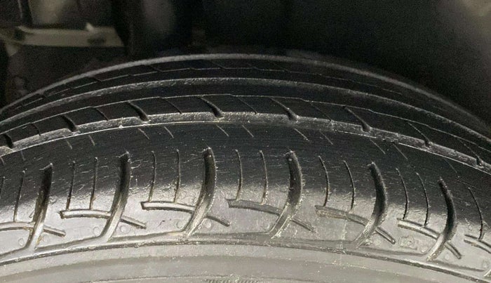 2017 Maruti Ertiga ZXI, CNG, Manual, 38,067 km, Right Rear Tyre Tread