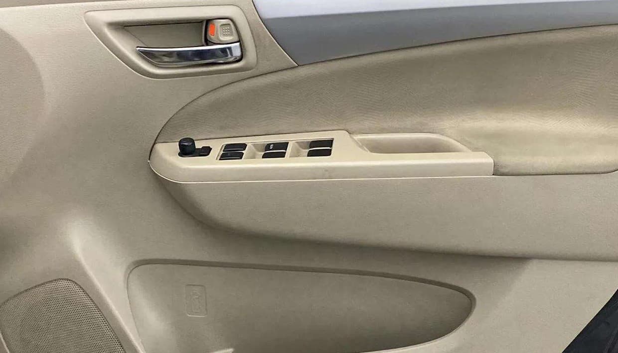 2017 Maruti Ertiga ZXI, CNG, Manual, 38,711 km, Driver Side Door Panels Control
