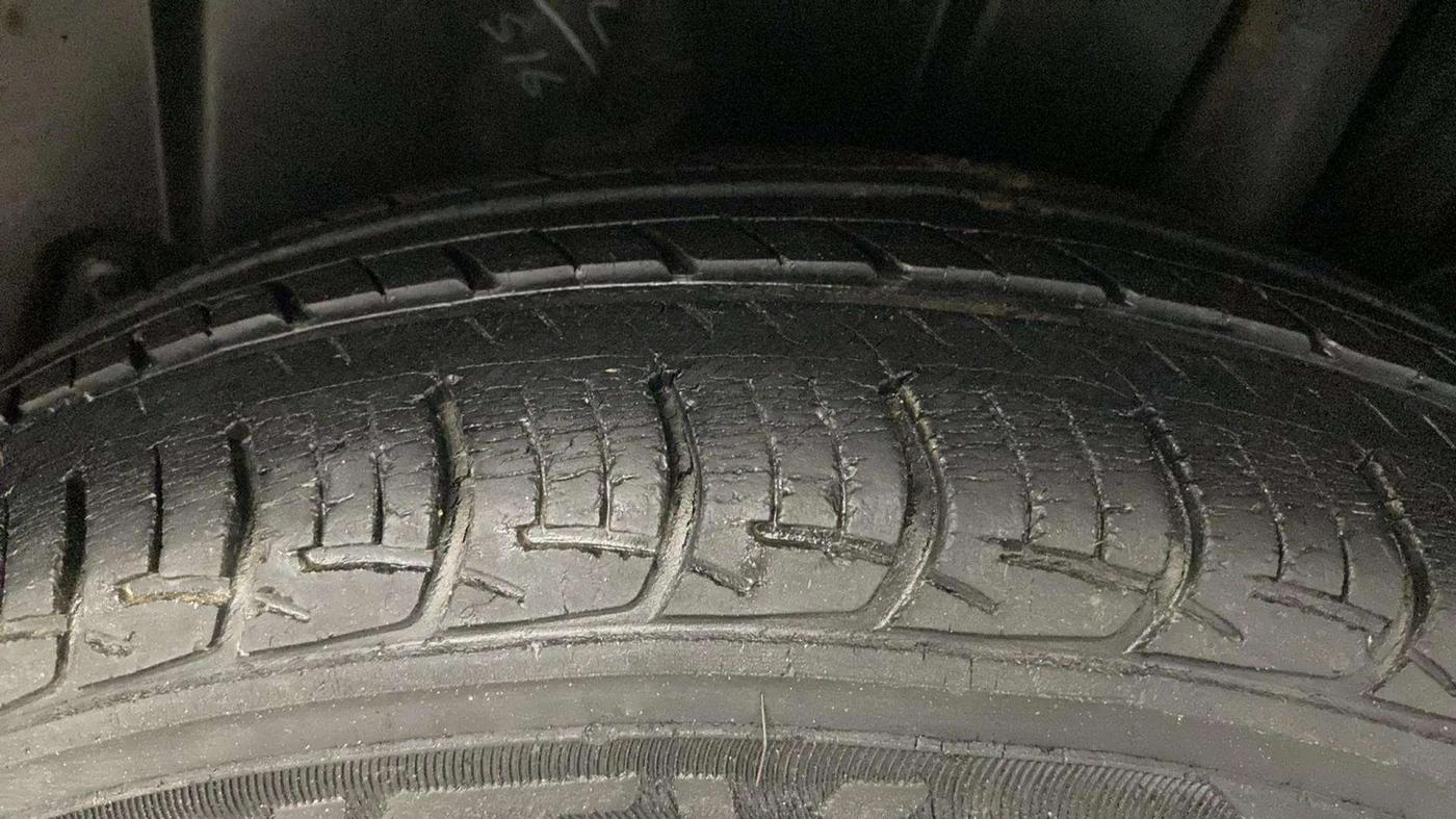2017 Maruti Ertiga ZXI, CNG, Manual, 38,711 km, Left Rear Tyre Tread