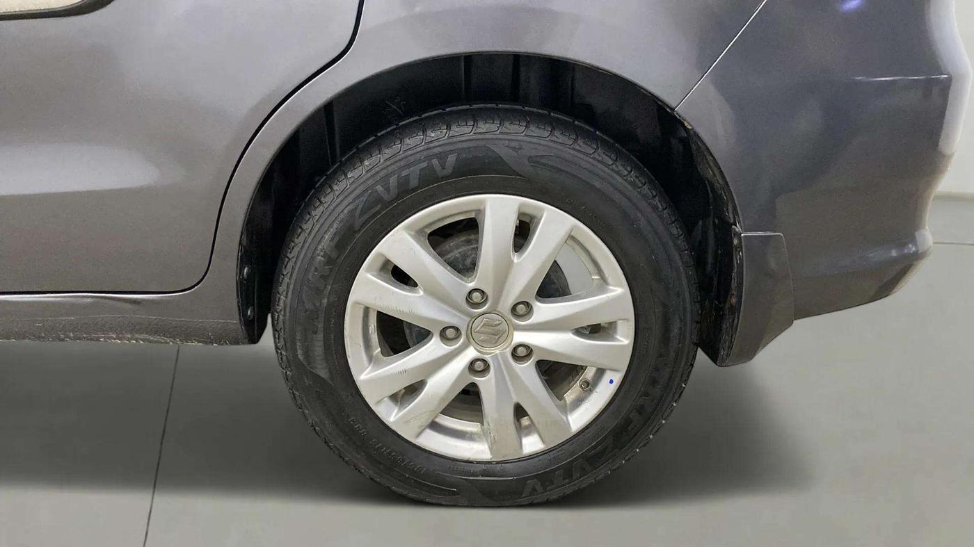 2017 Maruti Ertiga ZXI, CNG, Manual, 38,711 km, Left Rear Wheel